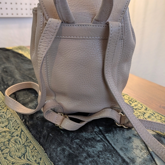 luxury men's weekend travel bag Weekender Leather Solid Brown It features a secure TRUVU Combo Shoulder Harness:S-Curve Shoulder Harness - Small Abu Garcia Veritas Plx